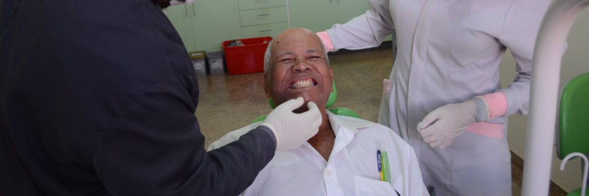 Imagem destaque notícia SAÚDE BUCAL DEVOLVE AUTOESTIMA A PACIENTES COM CONFECÇÃO DE PRÓTESE DENTÁRIA