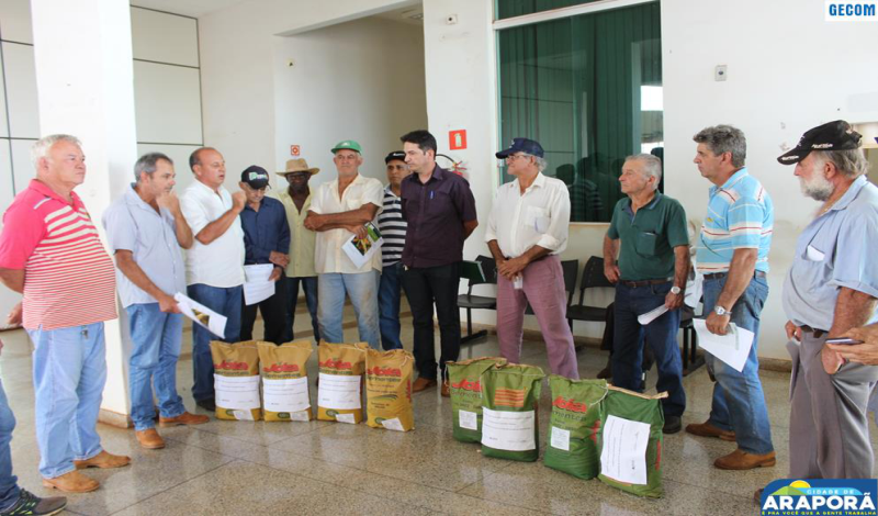 Imagem destaque notícia Produtores de Araporã recebem doação de sementes para plantio