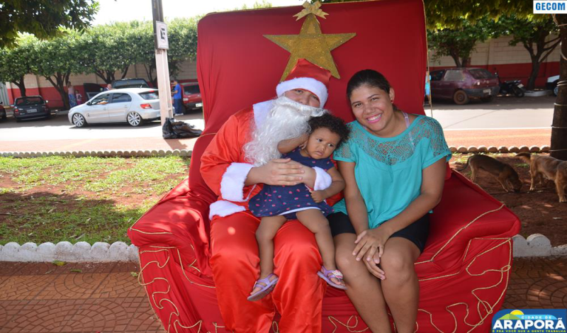 Imagem destaque notícia Prefeitura de Araporã distribui presentes para crianças na véspera do Natal
