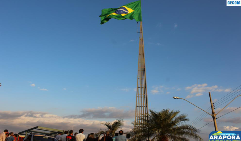 Imagem destaque notícia Em clima de Copa do Mundo Prefeitura de Araporã hasteia Bandeira Nacional