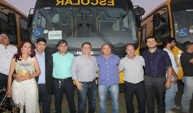 Imagem destaque notícia Prefeitura de Araporã recebe ônibus para o transporte escolar e R$ 60 mil para escola