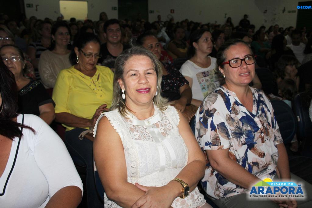 Prefeita Renata Borges e Fabianni Gonçalves (secretária da Ação Social) acompanham a apresentaçãod e homenagem às mães